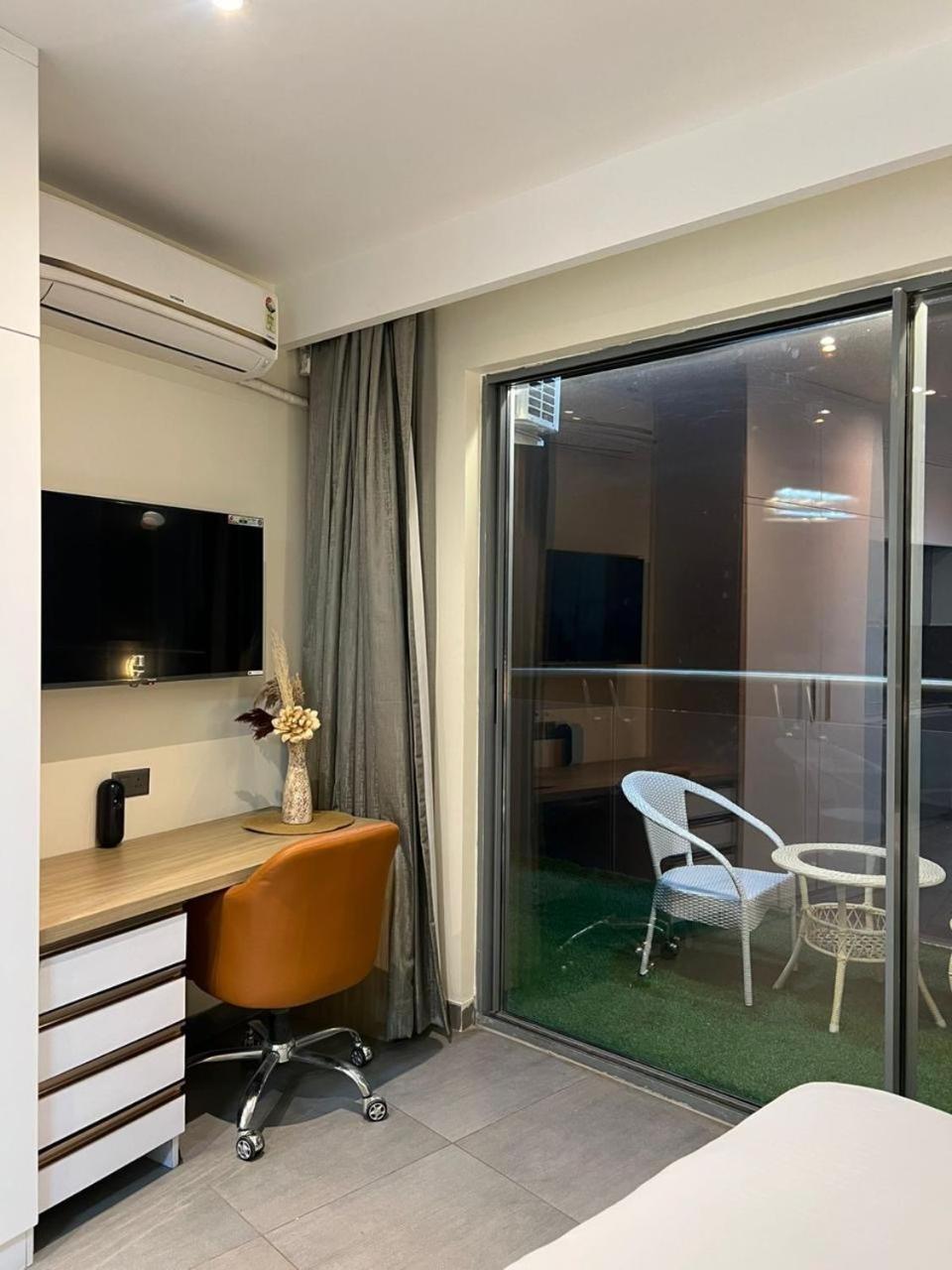 Supernova Luxurystay Noida * New Delhi